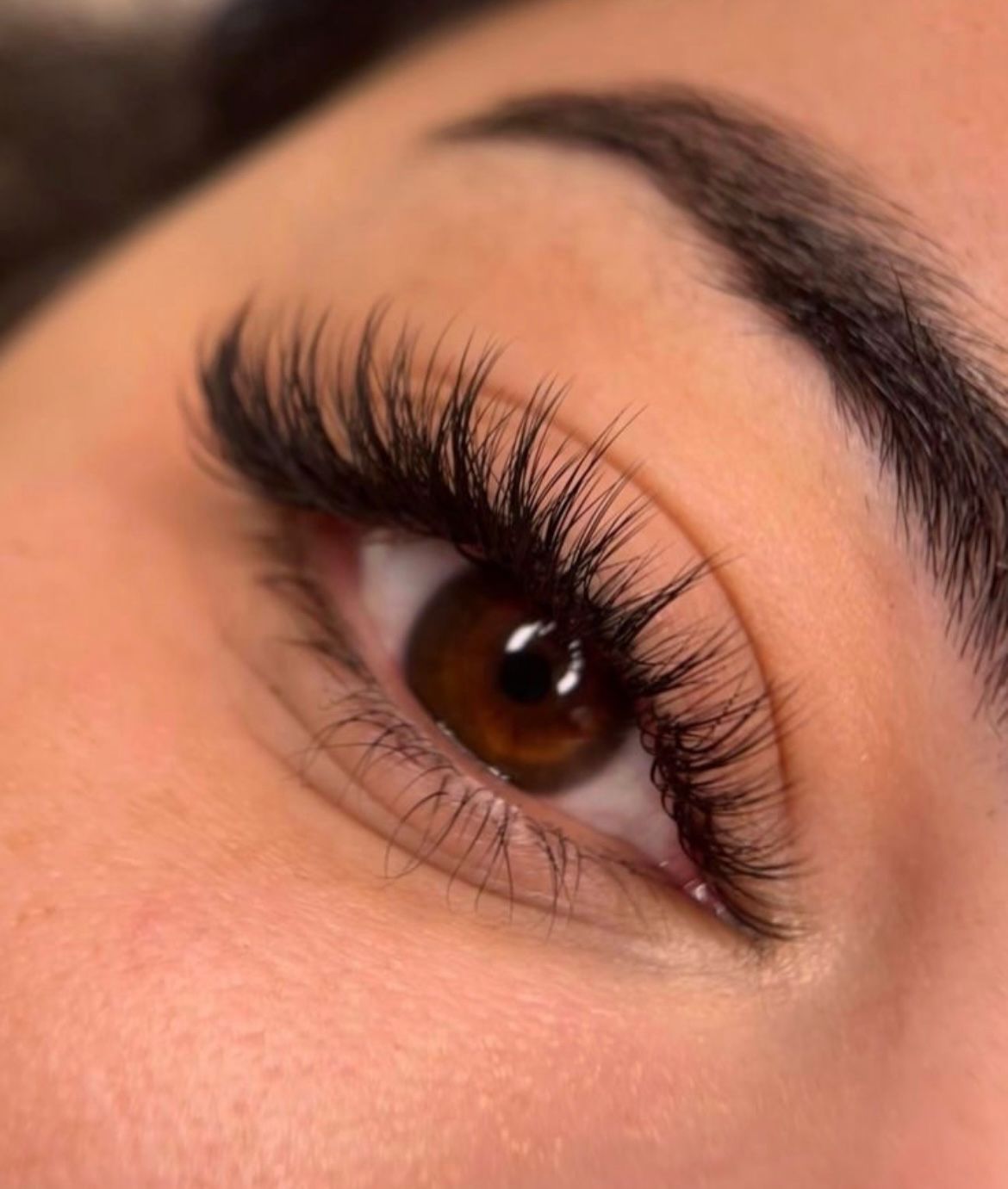 Hybrid lash extensions combining classic and volume techniques by Therapic Beauty